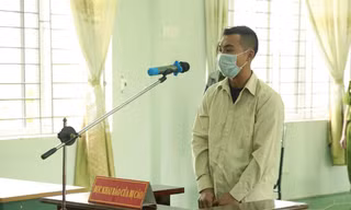 Đối tượng đánh bầm dập 2 cán bộ vì bị nhắc đeo khẩu trang nhận 9 tháng tù
