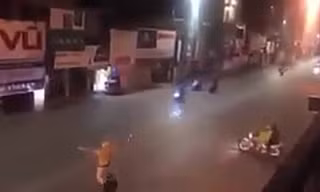 Ba thanh niên vừa phóng xe 'bạt mạng', vừa hú hét mặc cho CSGT vây bắt