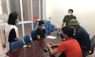 Giao vợ lái ô tô, chồng con đi bộ trốn chốt kiểm dịch