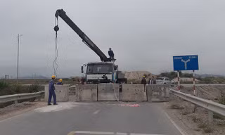 Quảng Ninh đổ đất, cẩu bê tông chặn đường kiểm soát người để phòng dịch COVID-19