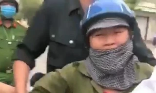 Phó Chủ tịch phường xúc phạm người bán rau: 'Con điên này!'