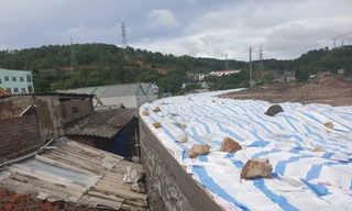 Khu dân cư hàng trăm người nằm lọt thỏm dưới chân kè chờ sập