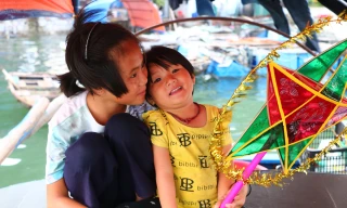 Trung thu của những đứa trẻ xóm chài trên vịnh Hạ Long