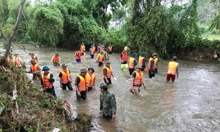 Hơn 200 người tìm kiếm cán bộ trại giam bị lũ cuốn trôi