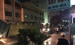 'Hố tử thần' cuốn 1 người dân cùng 2 xe máy trong đêm