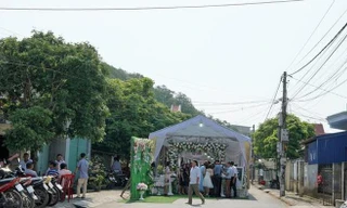 Hiệu trưởng dựng rạp giữa đường làm đám cưới cho con 3 ngày 3 đêm