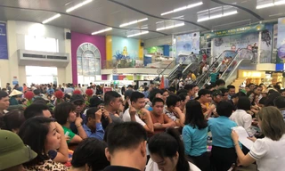 Chen chân mua vé tham quan vịnh Hạ Long bất chấp mưa tầm tã