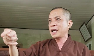 Kỷ luật sư trụ trì dọa thả chó cắn ‘nát mặt’ phật tử