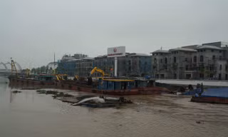 Trục vớt 2 xà lan chở than bị chìm trên sông Tam Bạc