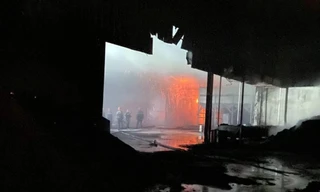 Cháy lớn thiêu rụi nhà kho chứa đồ tang lễ, lan sang trung tâm tiệc cưới
