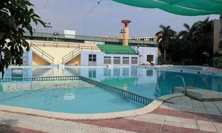 Bé trai 7 tuổi đuối nước thương tâm tại bể bơi trường đại học