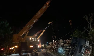 Lộ nguyên nhân vụ xe container đè bẹp xe khách làm 3 người chết