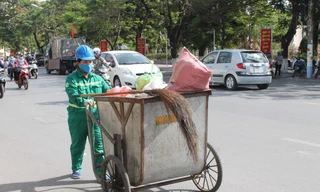 Người Hải Phòng đội nắng mưu sinh giữa trời nắng như đổ lửa