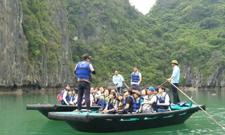 Thu hàng chục tỷ mỗi năm nhờ… chèo đò trên vịnh Hạ Long