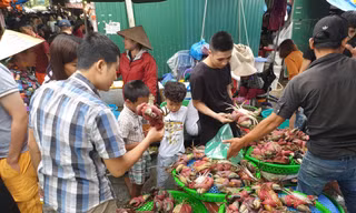 Ngày cuối kỳ nghỉ, du khách đổ xô về chợ Hạ Long mua hải sản