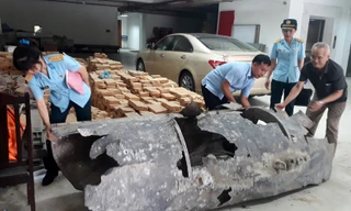 Ngư dân thả lưới kéo được vật thể lạ trên vịnh Hạ Long