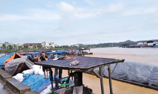 Mưa lớn ở Móng Cái, nhiều đò sắt bị nhấn chìm trong lũ