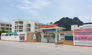 Nữ sinh cấp 3 ở Quảng Ninh nghi bị kẻ xấu rạch mặt trong nhà vệ sinh trường học