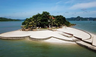 Cận cảnh biệt thự, đặc khu giữa vịnh Bái Tử Long