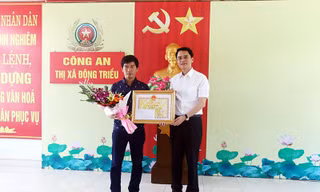 Khen thưởng tài xế lao xe bán tải vào tên cướp tiệm vàng