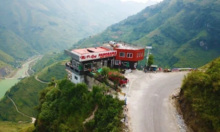 Bất ngờ công trình 'chui' trên đỉnh Mã Pì Lèng được huyện coi là điểm du lịch