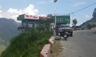 Công trình 'chui' Panorama Mã Pì Lèng sắp bị tháo dỡ bất ngờ được sơn màu xanh