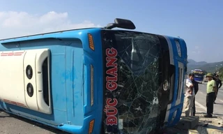 Xe khách húc tung dải phân cách, 7 người thương vong