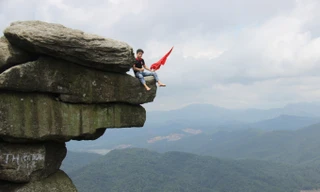 Khoảng 2 năm trở lại đây, các diễn đàn, fanpage hay một số trang mạng dành riêng cho giới phượt thủ đều nhắc đến địa danh núi Đá Chồng ở Quảng Ninh như một điểm đến cần chinh phục một lần trong đời.