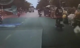 Đánh võng trên đường, ba nam thanh niên bị cuốn vào gầm xe bồn 