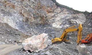 Bị đá rơi trúng người, hai công nhân khai thác đá tử vong