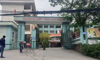 Hai phụ huynh ẩu đả trước cổng trường, một người bị đâm gục