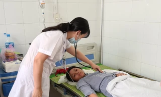 Hàng chục học sinh tiểu học Hải Phòng ngộ độc sau khi uống nước ngọt đóng chai