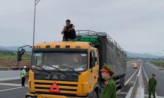 Đối tượng Nguyễn Ích Huỳnh cố thủ trên xe tải