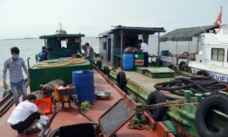 Bắt tàu sang mạn 25.000 lít dầu trái phép trên vùng biển Hải Phòng