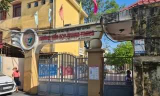 Học sinh tiểu học đội nắng ở cổng trường: Sẽ mở cổng trường cả trong giờ nghỉ trưa