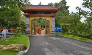 Trụ trì Ba Vàng vẫn 'đăng đàn' facebook, gặp khách tăng ở chùa sau bị kỷ luật