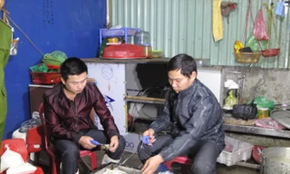 Tôm chết được bơm tạp chất tuồn lên 'bàn nhậu'