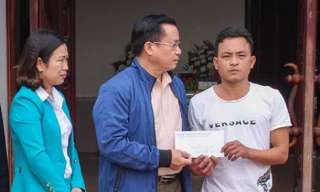 Thương tâm hai bé sinh đôi chết đuối tại bể nước gia đình