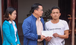 Thương tâm hai bé sinh đôi chết đuối tại bể nước gia đình