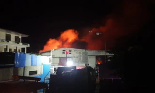 Cháy kho sơn lan sang bãi tập kết gỗ rộng hàng nghìn m2