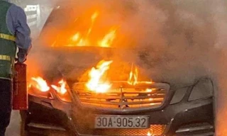 Xế hộp tiền tỷ cháy trơ khung trên cầu Bạch Đằng