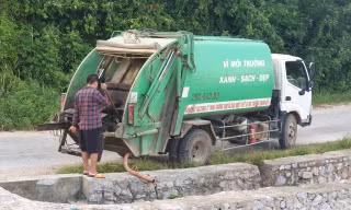 Xe dán tên công ty môi trường đổ trộm chất thải ở 'đảo ngọc' Cô Tô