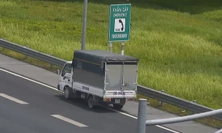 Lạnh gáy chứng kiến nữ tài xế lái xe tải đi lùi 1km trên cao tốc Hà Nội-Hải Phòng