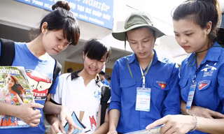 Sinh viên tình nguyện tham gia tiếp sức mùa thi. Ảnh: Tường Kha.