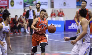 Trương Hoàng Trung (giữa) trong một trận đấu tại VBA 2018.