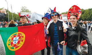 CĐV mang lá cờ Bồ Đào Nha trên đường phố Moscow.