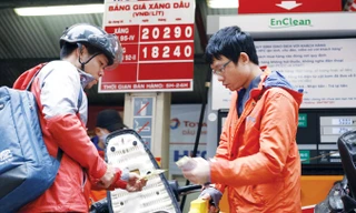 Bỏ qua tất cả, Bộ Tài chính vẫn kiên định đề xuất tăng thuế bảo vệ môi trường với xăng dầu. Ảnh: Như Ý.