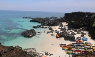 Bãi Hang và đội thuyền thúng chở khách lặn ngắm san hô ở đảo Bé