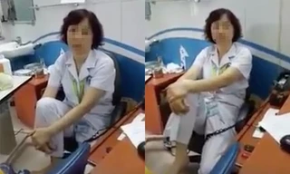 Tạm dừng chuyên môn bác sĩ gác chân lên ghế tiếp bệnh nhân
