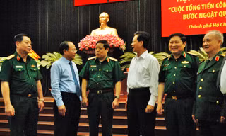 Lãnh đạo và nguyên lãnh đạo Nhà nước, Bộ quốc phòng trao đổi bên lề hội thảo.